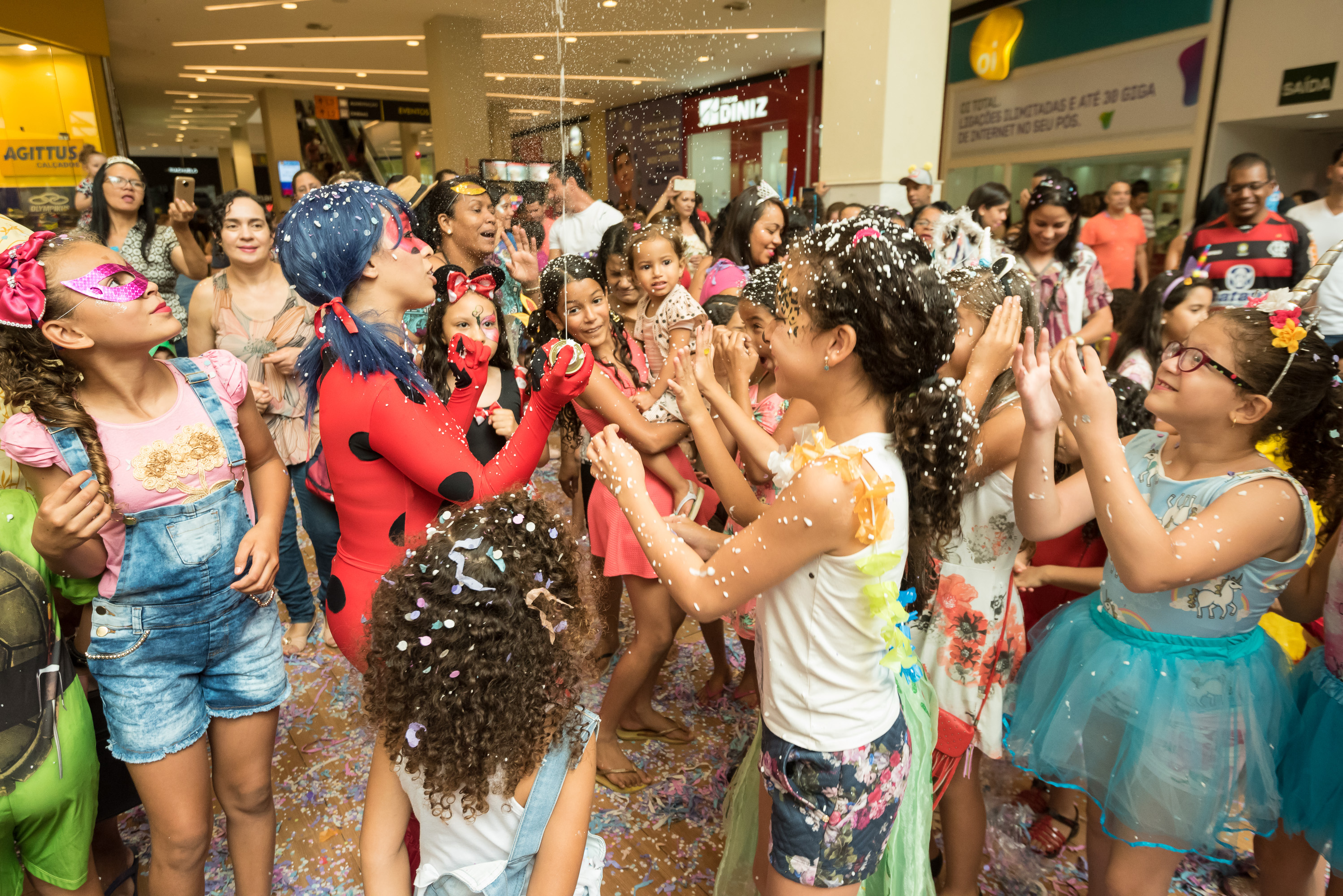JK Shopping entra em clima de folia com apresentaзгo de escola de samba