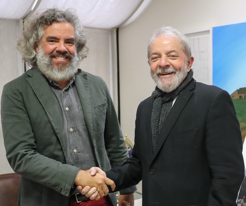 Ex-presidente Lula recebe convite para exposição “Farida, um Conto Sírio” do fotógrafo Mauricio Lima.Foto: Ricardo Stuckert