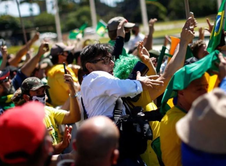 Bolsonaristas agrediram Dida Sampaio, fotógrafo do Estad�o, quando ele j� estava no ch�o...
