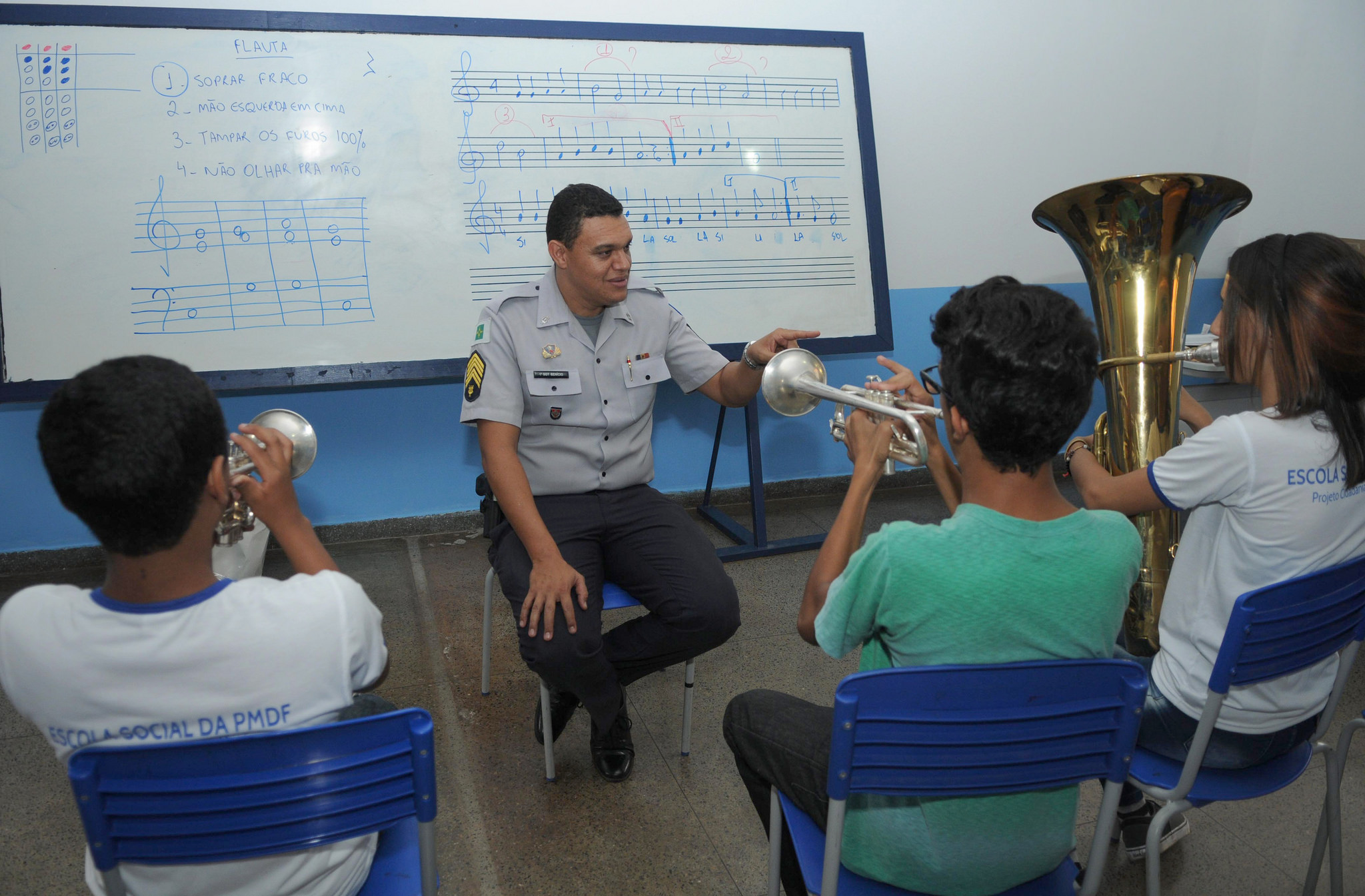 PM d? aulas de m?sica a estudantes de Ceil?ndia.Fotos:Renato Ara?jo