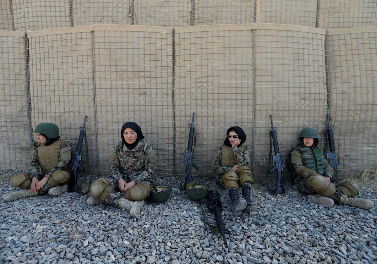 Treinar soldados mulheres do Afeganist�o.Fotos:Mohammad Ismail / Reuters)