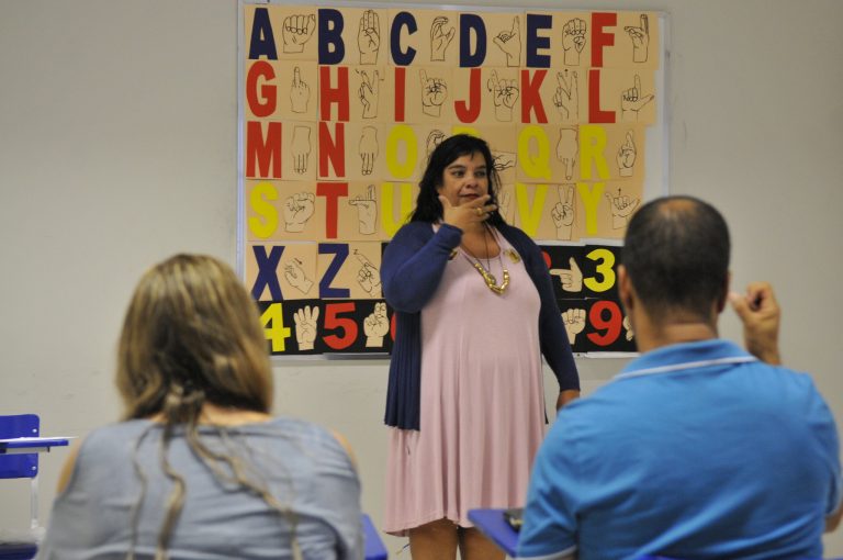 Surdos que n�o usam Libras pedem apoio para inclus�o em escolas  Fonte: Ag�ncia C�mara de Not�cias