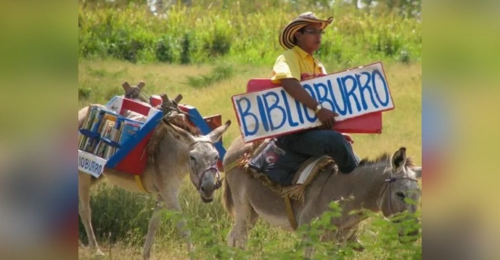 Professor viaja de burro todos os dias para garantir acesso � leitura de crian�as do campo