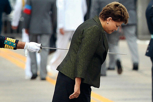 Fot?jornalista brasileiro Wilton J?nior,do Estad?o, ganha o Pr?mio Rei de Espanha - ? Foto de Wilton Junior/AE. A presidente Dilma Rousseff transpassada por uma espada, durante cerim?nia na Academia Militar das Agulhas Negras em Resende (RJ), 2011