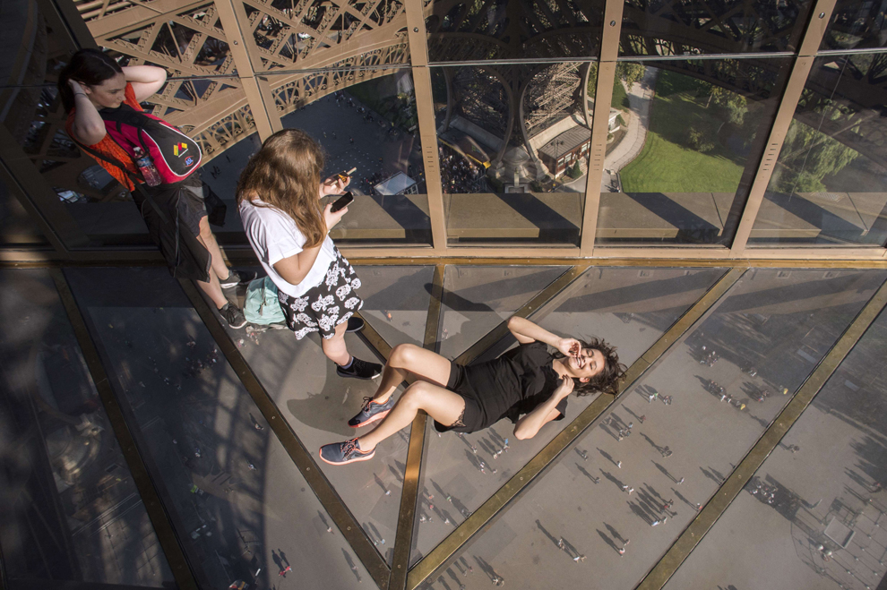 A Torre Eiffel recebe um novo piso de vidro.Foto:Lionel Bonaventure / AFP / Getty Images)