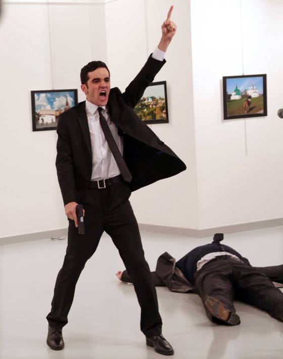 Uma fotografia ic�nica de um assassinato � a foto da imprensa do mundo do ano.Foto:Burhan Ozbilici-AP 