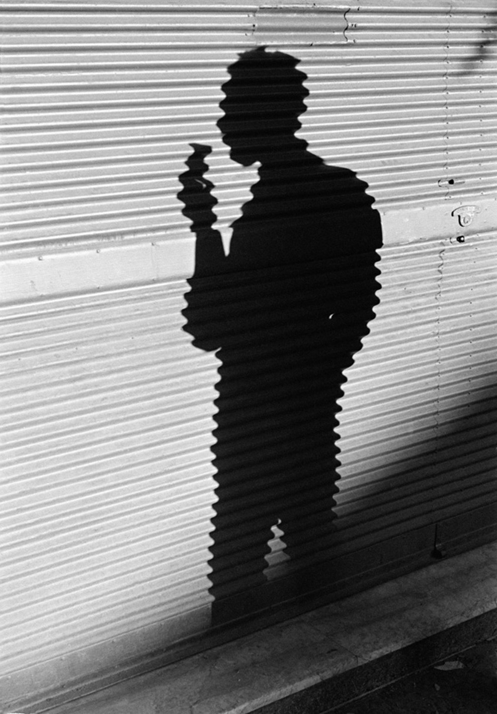 JOS? MEDEIROS - o poeta da luz. - Sombra do fot?grafo Jos? Medeiros. Rio de Janeiro, 1946. Foto: Thomaz Farkas/IMS