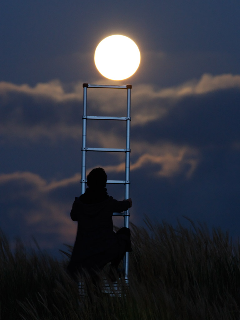 Ensaio fotogr?fico de Laurent Laveder: brincando com a Lua!