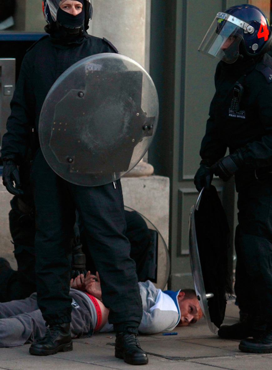 Tumultos em Londres - Foto:Stefan Wermuth / Reuters).